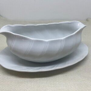SHEFFIELD Bone White Porcelain Fine Chain Gravy Boat w/Attached Plate (EUC)